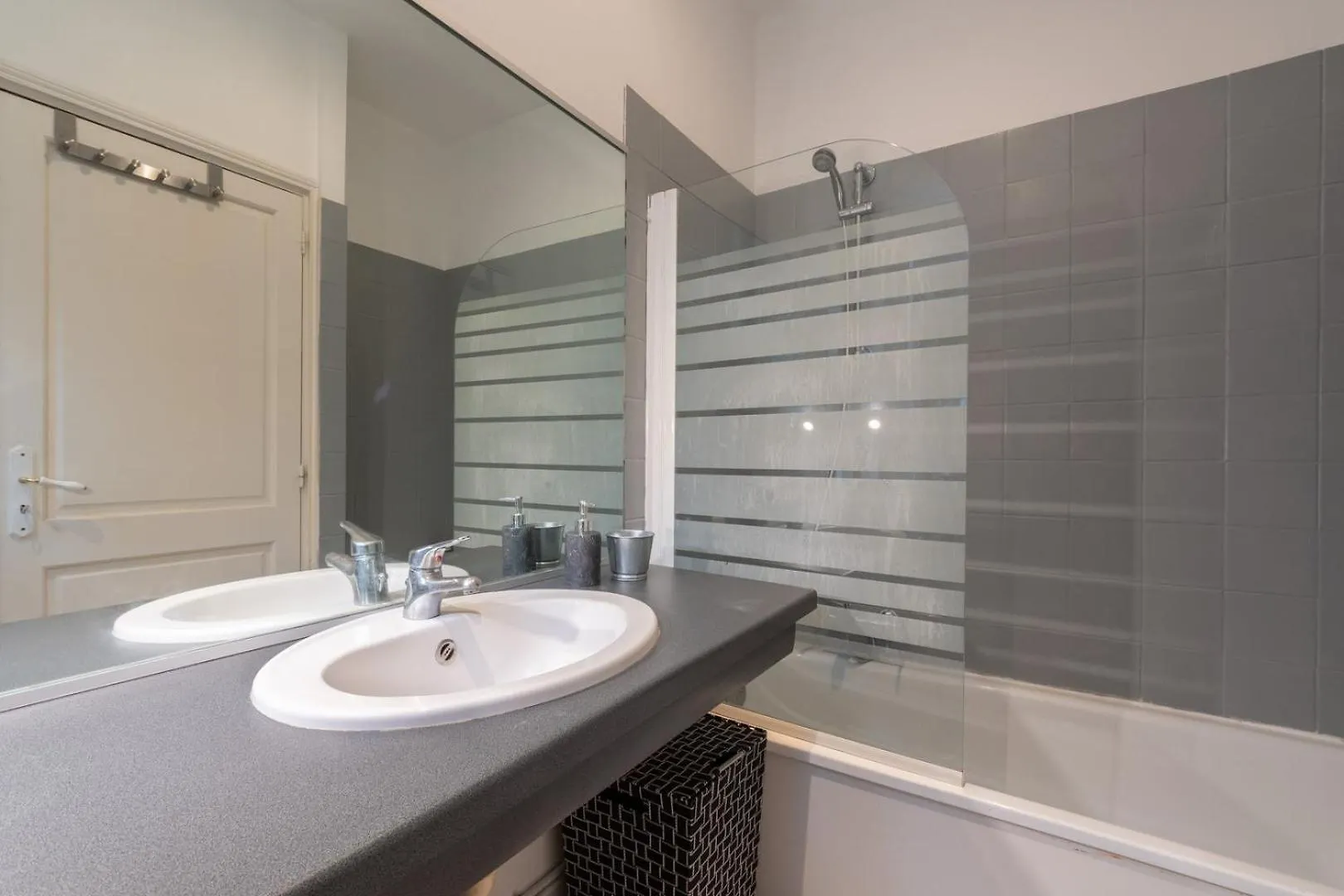 Old Lille Apartment With Cachet Parking 0*,